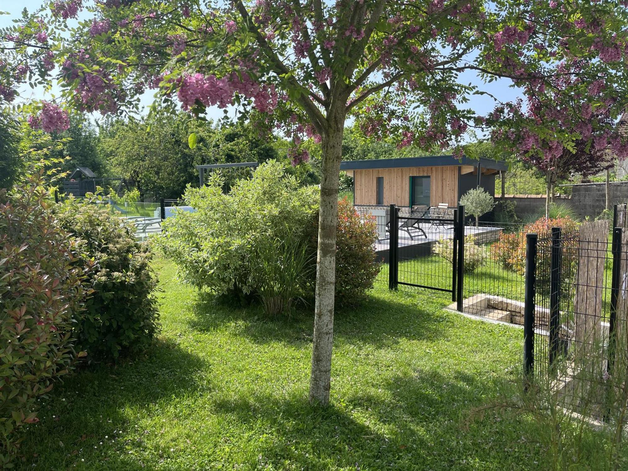 Appart-Hotel N 3 Avec Terrasse, Piscine, Petit-Dejeuner Et Parking Prive Chouzelot Exterior photo